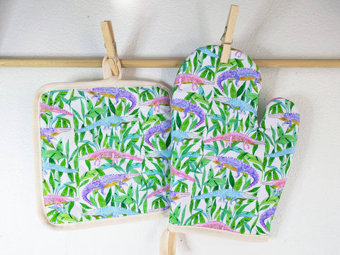 Pastel Alligators Oven Mitt & Pot Holder Set